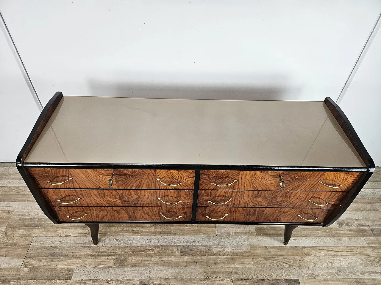 Comò sei cassetti  con piano in vetro, anni '50 4