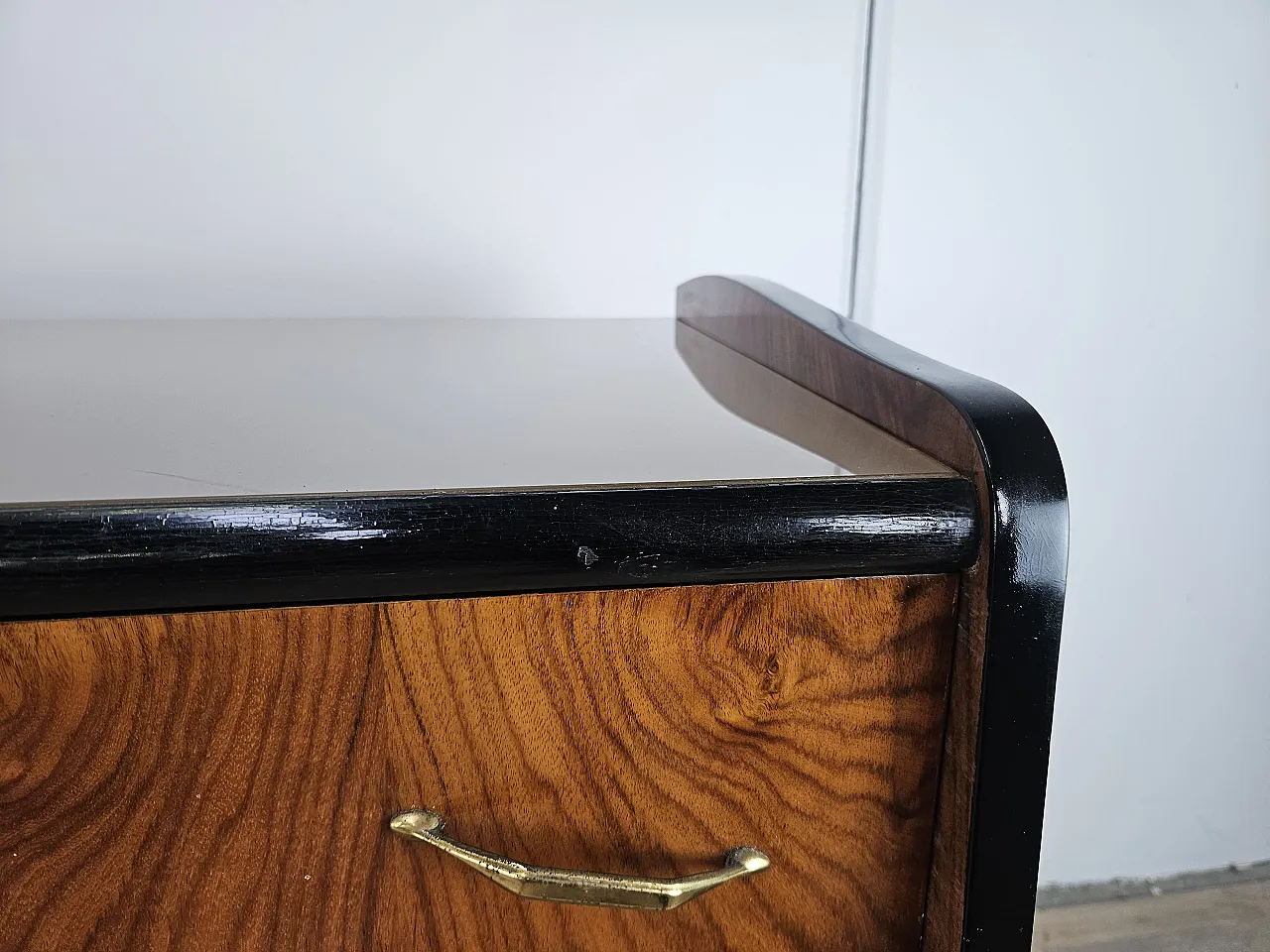 Comò sei cassetti  con piano in vetro, anni '50 5