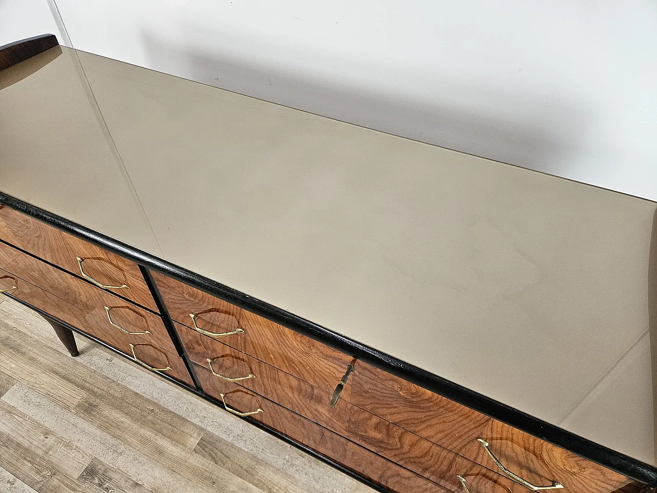 Comò sei cassetti  con piano in vetro, anni '50 6