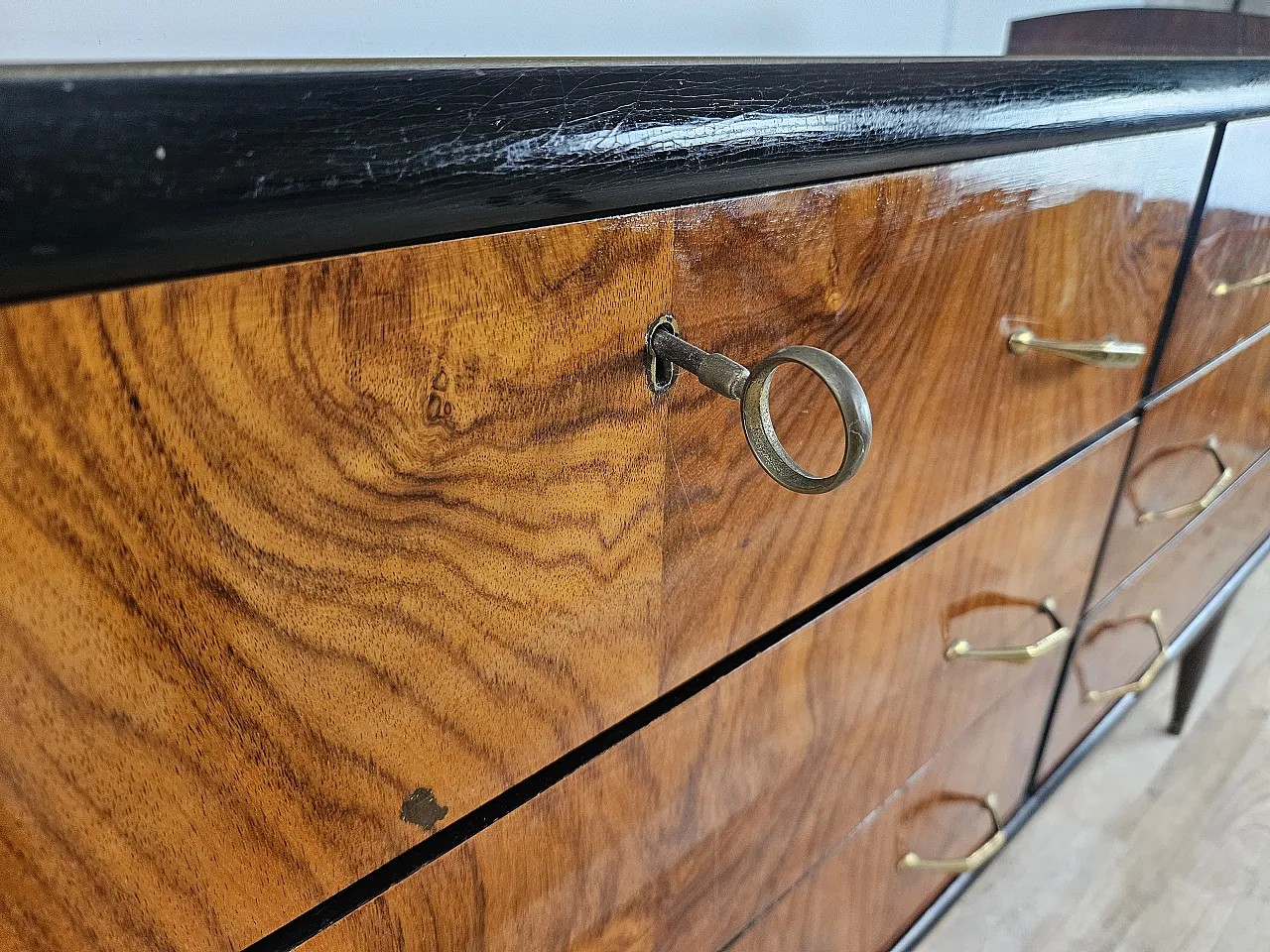 Comò sei cassetti  con piano in vetro, anni '50 8