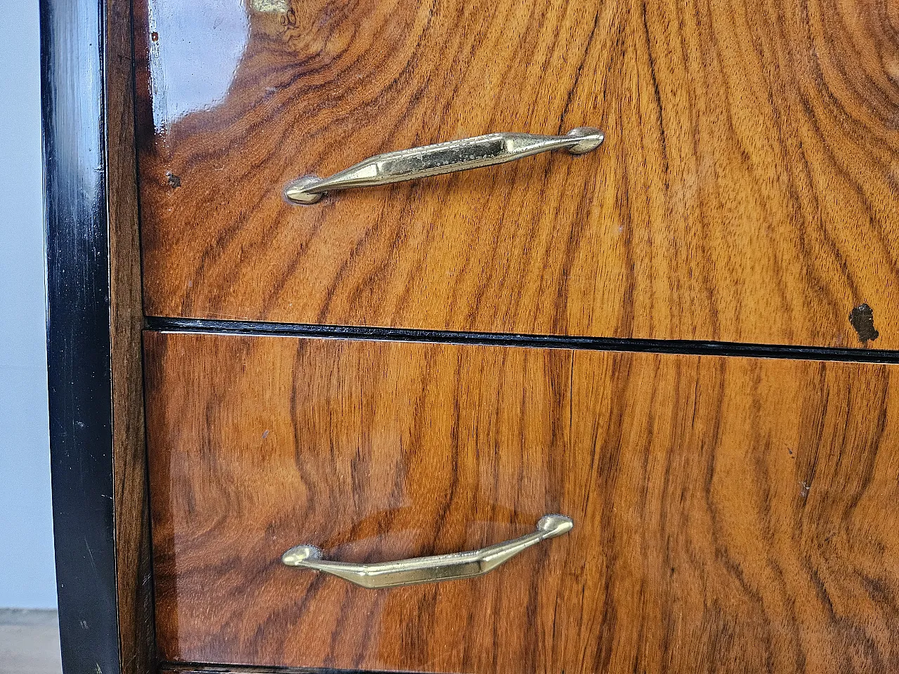 Comò sei cassetti  con piano in vetro, anni '50 9