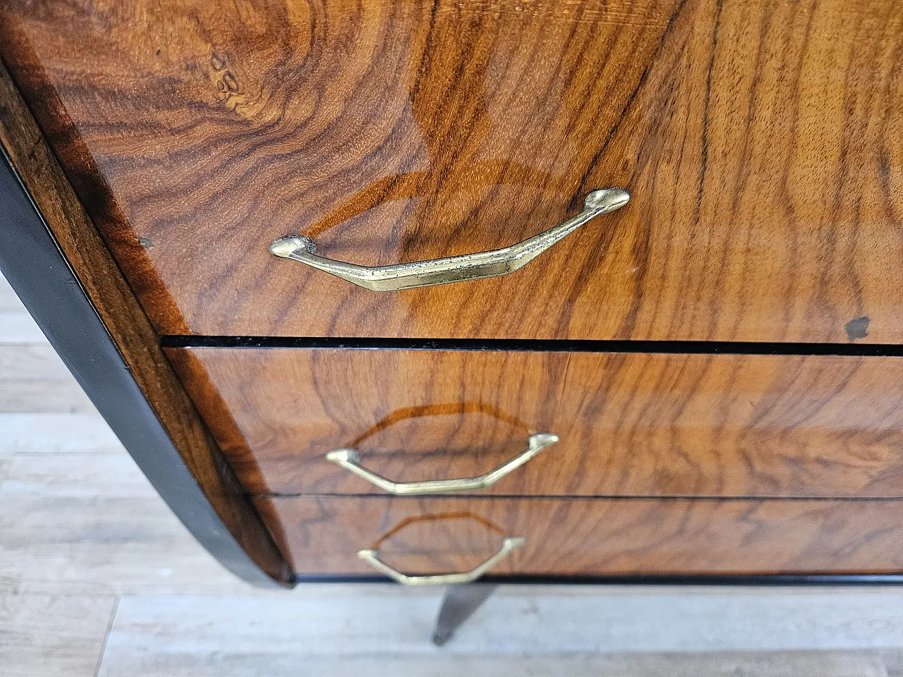 Comò sei cassetti  con piano in vetro, anni '50 10