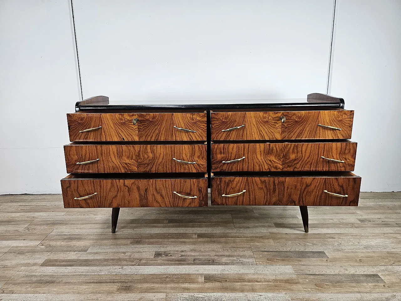 Comò sei cassetti  con piano in vetro, anni '50 11