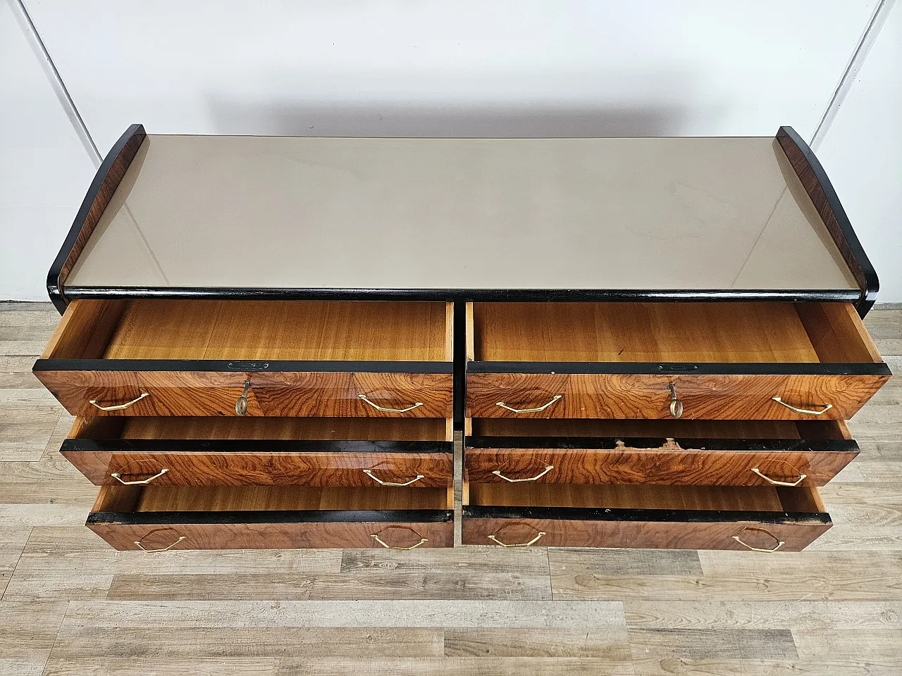 Comò sei cassetti  con piano in vetro, anni '50 12