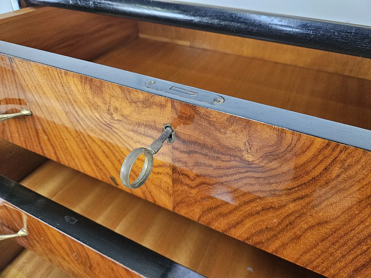 Comò sei cassetti  con piano in vetro, anni '50 13