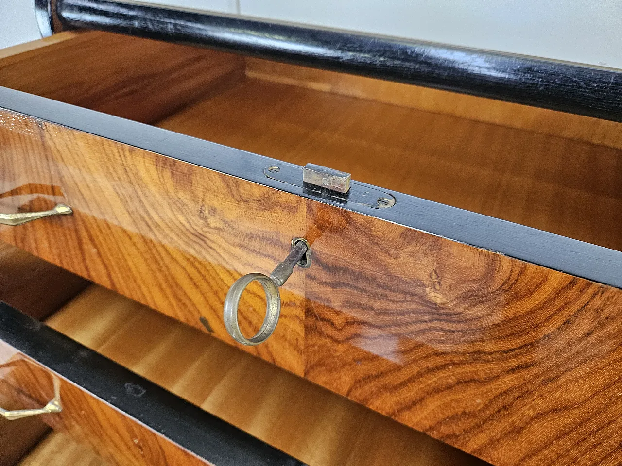 Comò sei cassetti  con piano in vetro, anni '50 14