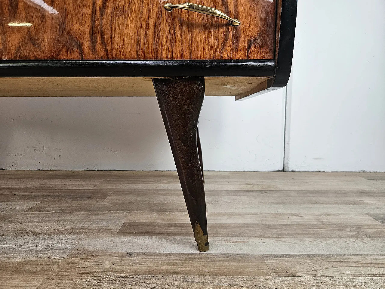 Comò sei cassetti  con piano in vetro, anni '50 16