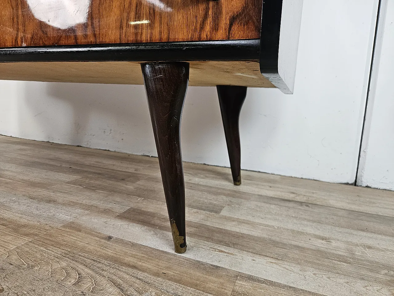 Comò sei cassetti  con piano in vetro, anni '50 17