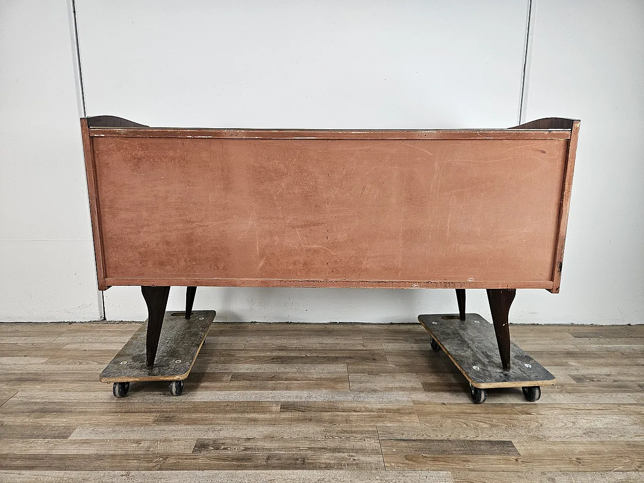 Comò sei cassetti  con piano in vetro, anni '50 18