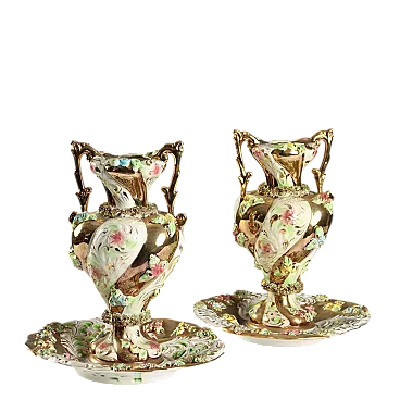 Coppia di vasi con piatti in ceramica policroma e dorata, '900