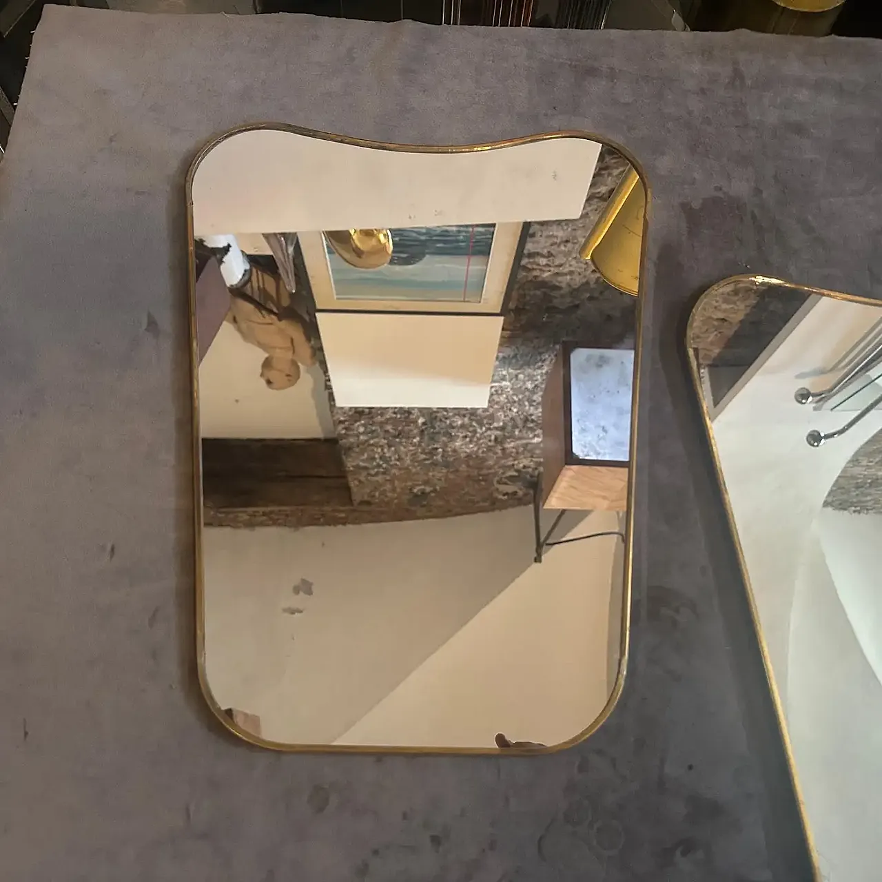 Coppia di specchi in ottone a forma di biscotto, anni '70 10