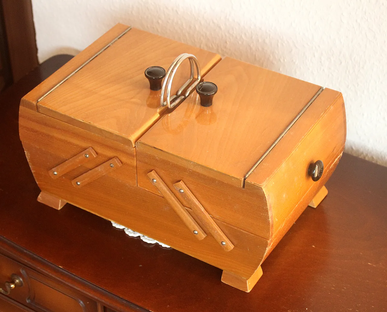 Foldable wooden sewing basket, 60s 4