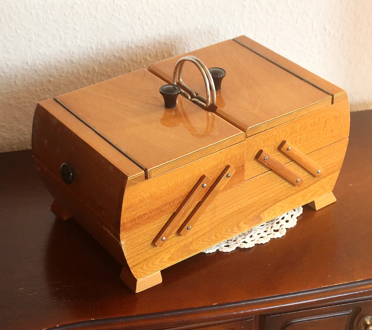 Foldable wooden sewing basket, 60s 6