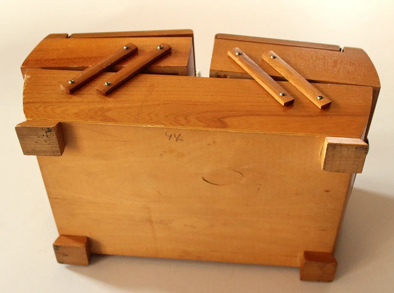 Foldable wooden sewing basket, 60s 9