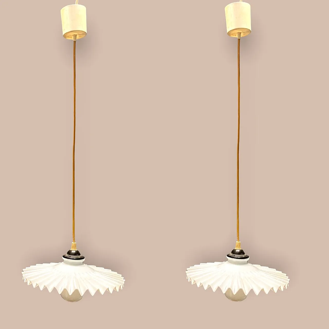 Coppia di lampade a sospensione in vetro opalino plissettato, anni '70 2