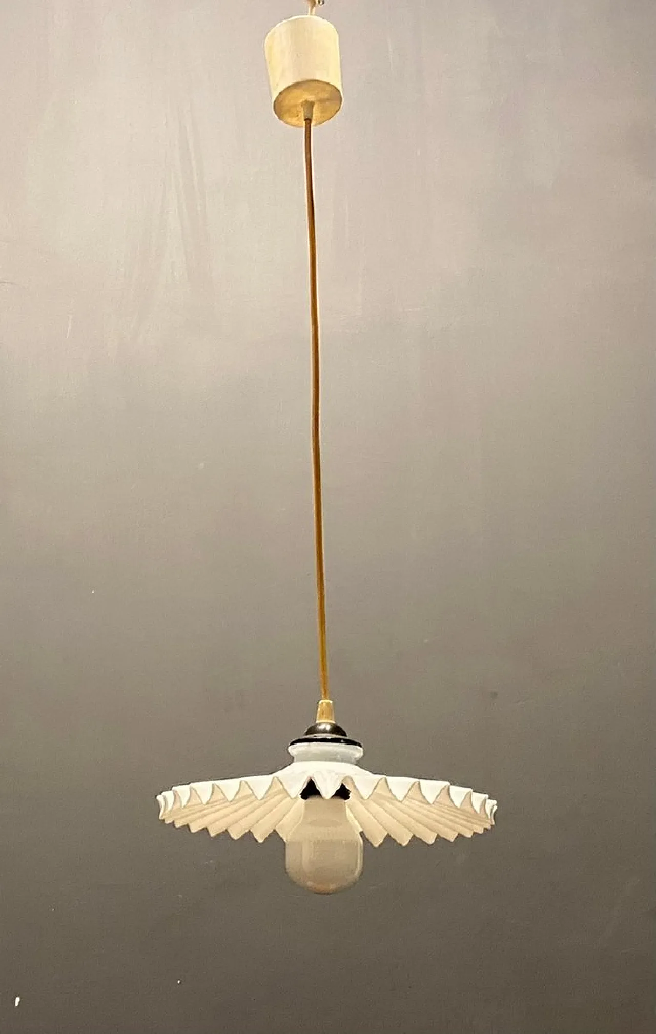 Coppia di lampade a sospensione in vetro opalino plissettato, anni '70 5