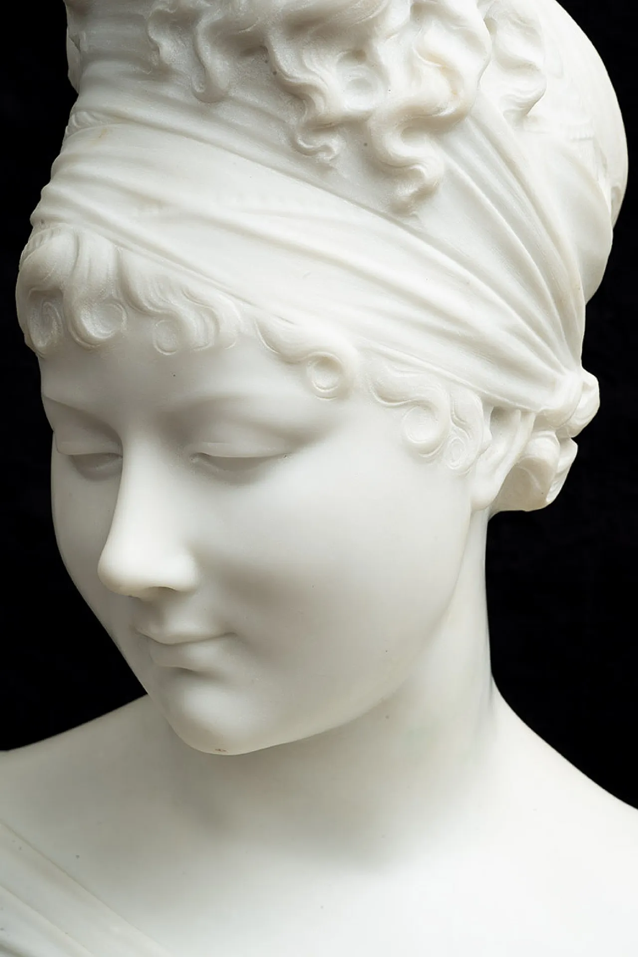 Sculpture in statuary white marble depicting Madame Recamier, 19th c. 3