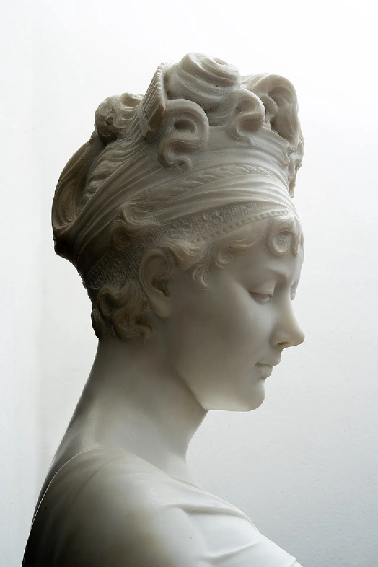 Sculpture in statuary white marble depicting Madame Recamier, 19th c. 5
