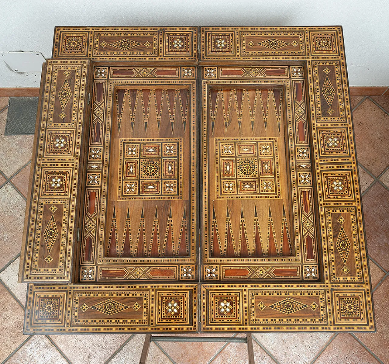 Tavolo da gioco in legno policromo con inserti in madreperla, '800 4