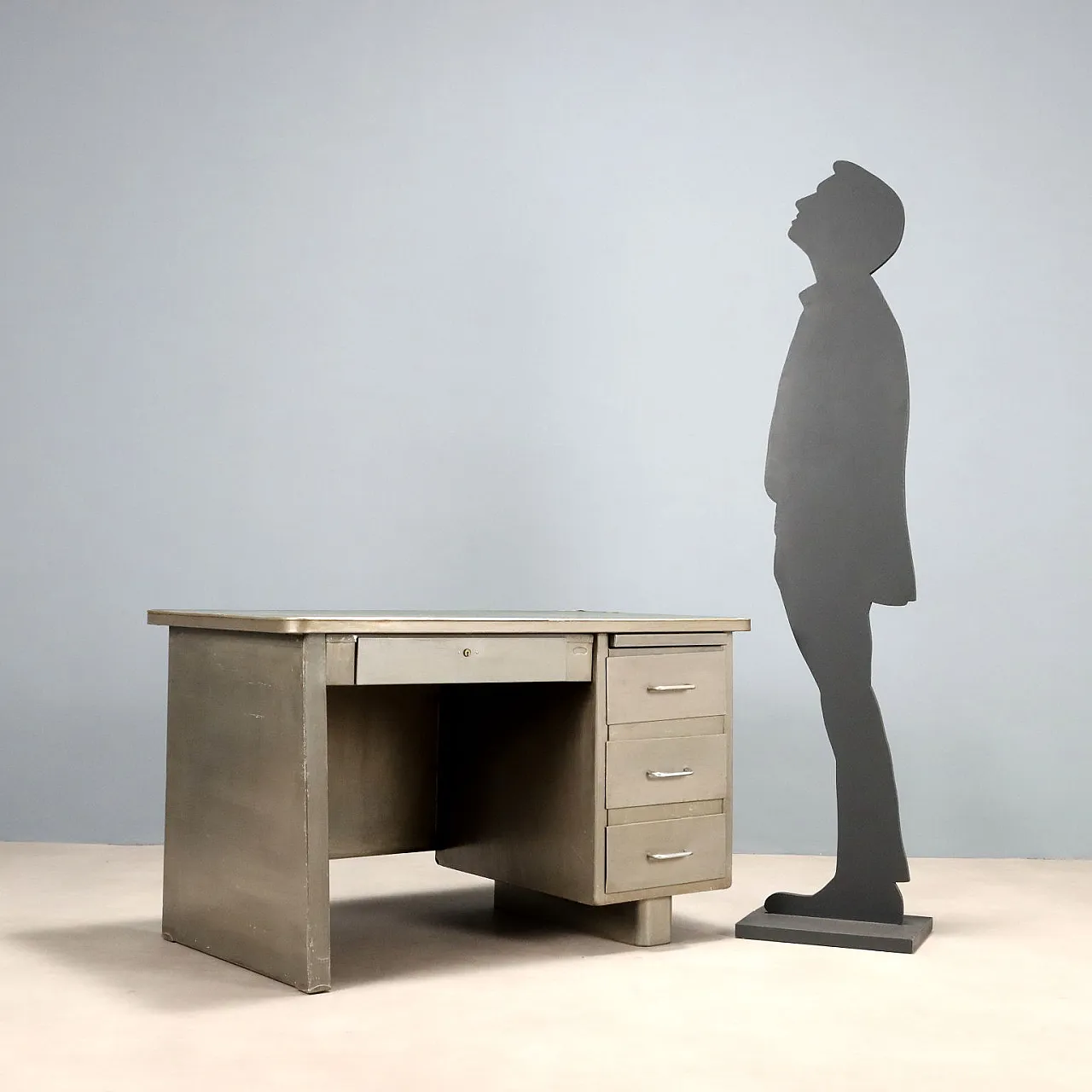 Scrivania in metallo con piano smaltato e cassetti, '900 2