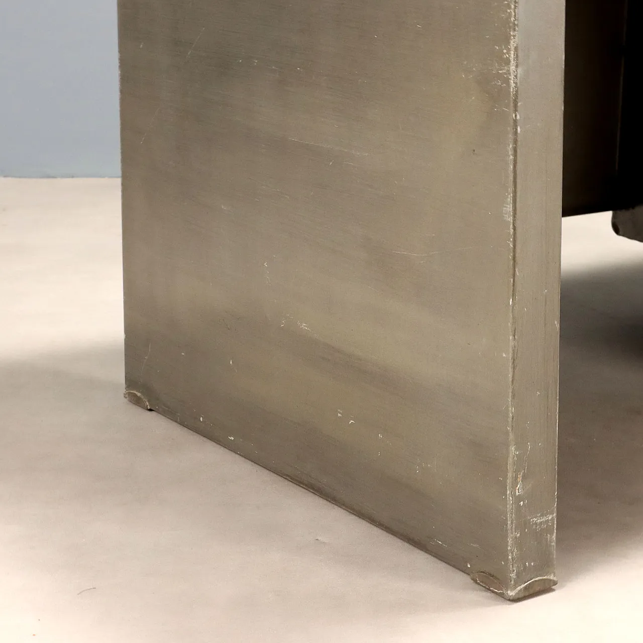 Scrivania in metallo con piano smaltato e cassetti, '900 5