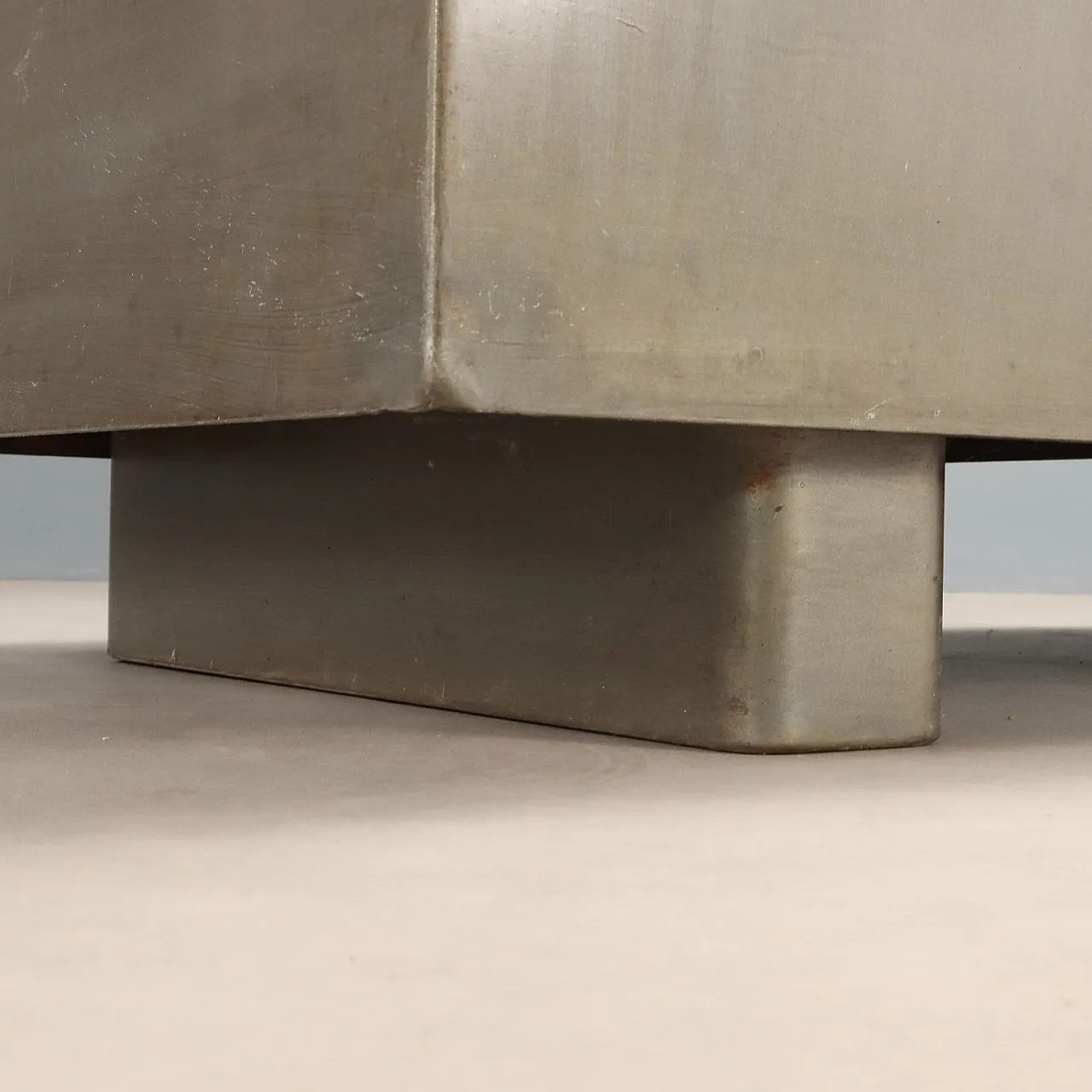 Scrivania in metallo con piano smaltato e cassetti, '900 6