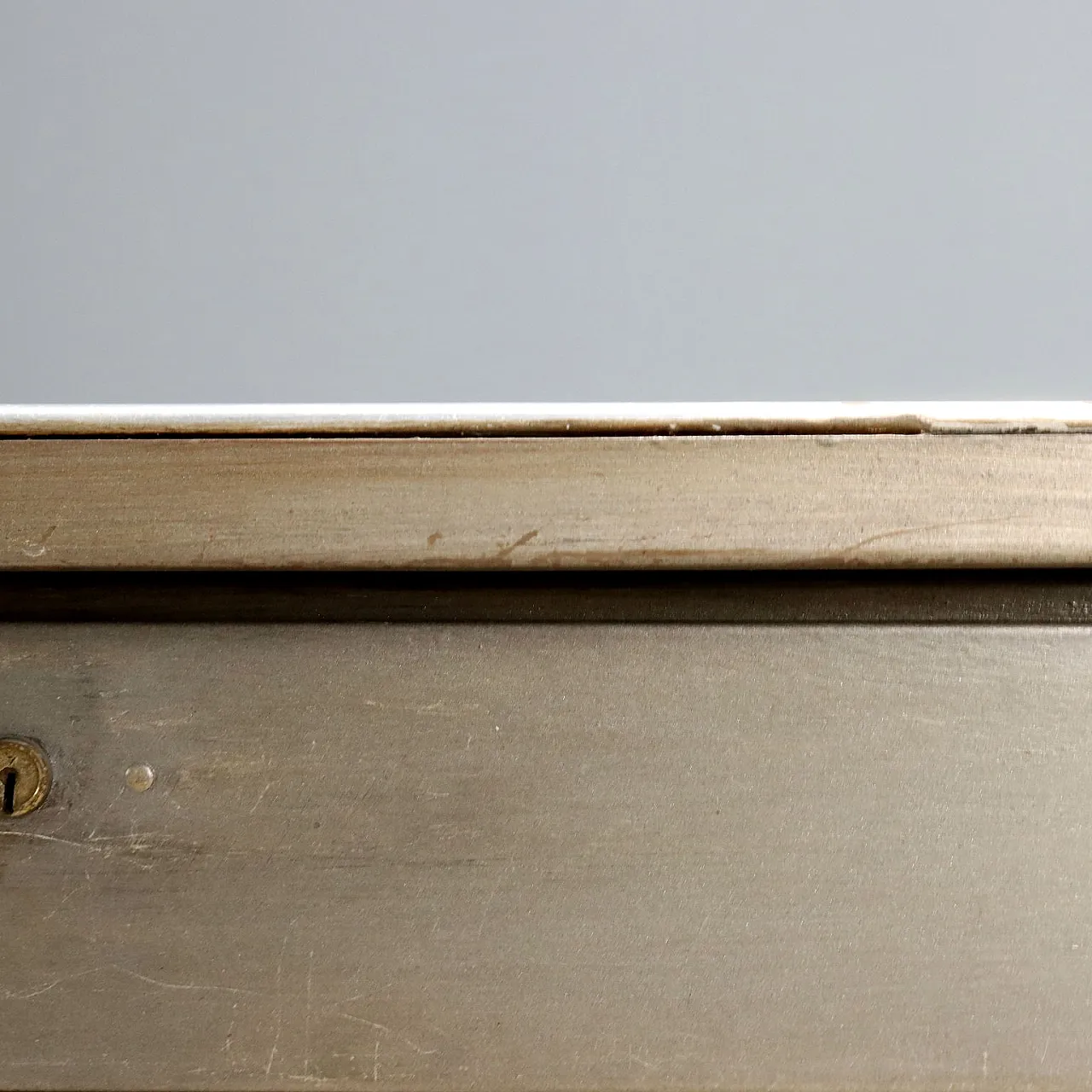 Scrivania in metallo con piano smaltato e cassetti, '900 7