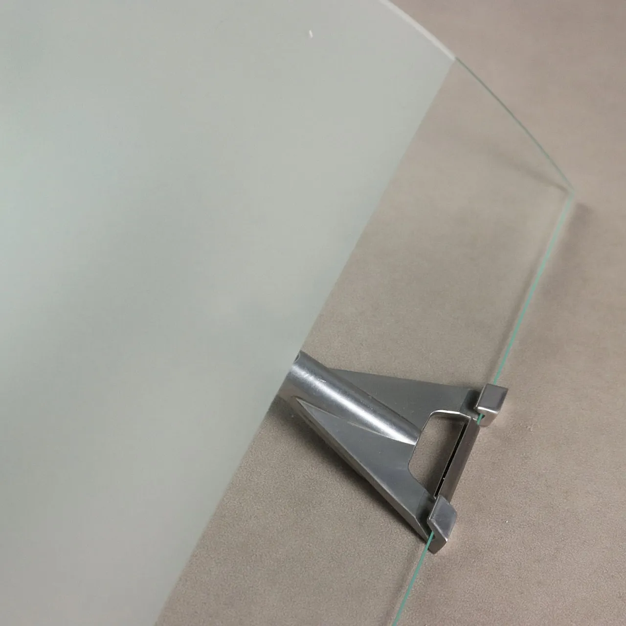 Coppia di applique in vetro sabbiato, alluminio e acciaio, '900 5