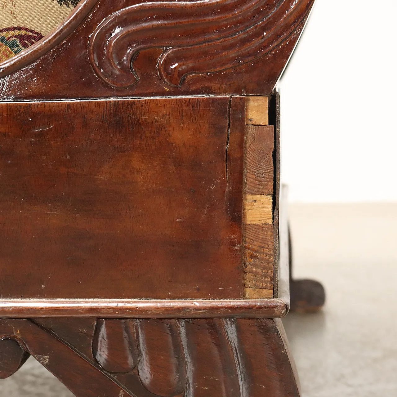 Divano Luigi Filippo in tessuto e noce, '800 7