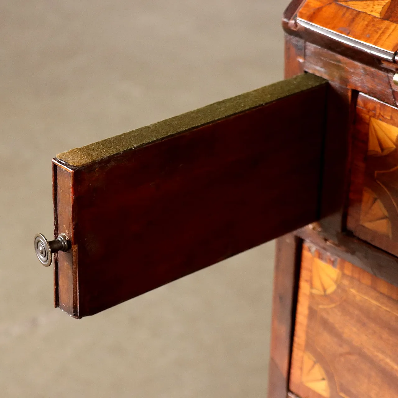 Ribalta vittoriana con decorazioni in rovere e mogano, '800 10