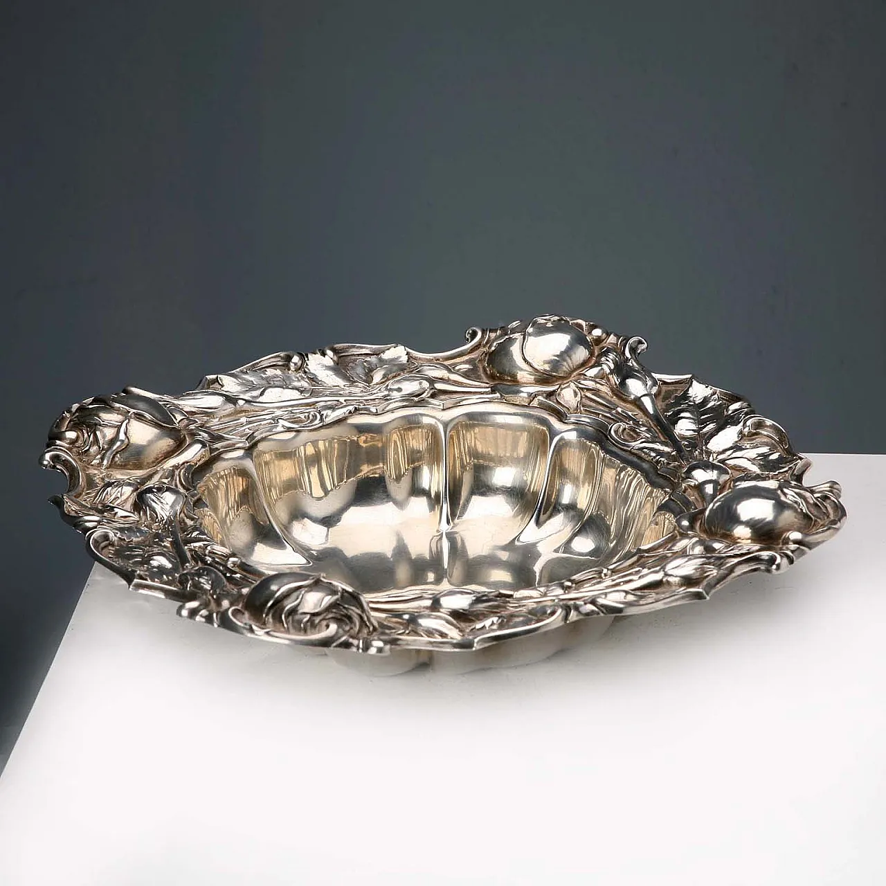 Centrotavola in argento sbalzato e cesellato, '900 1