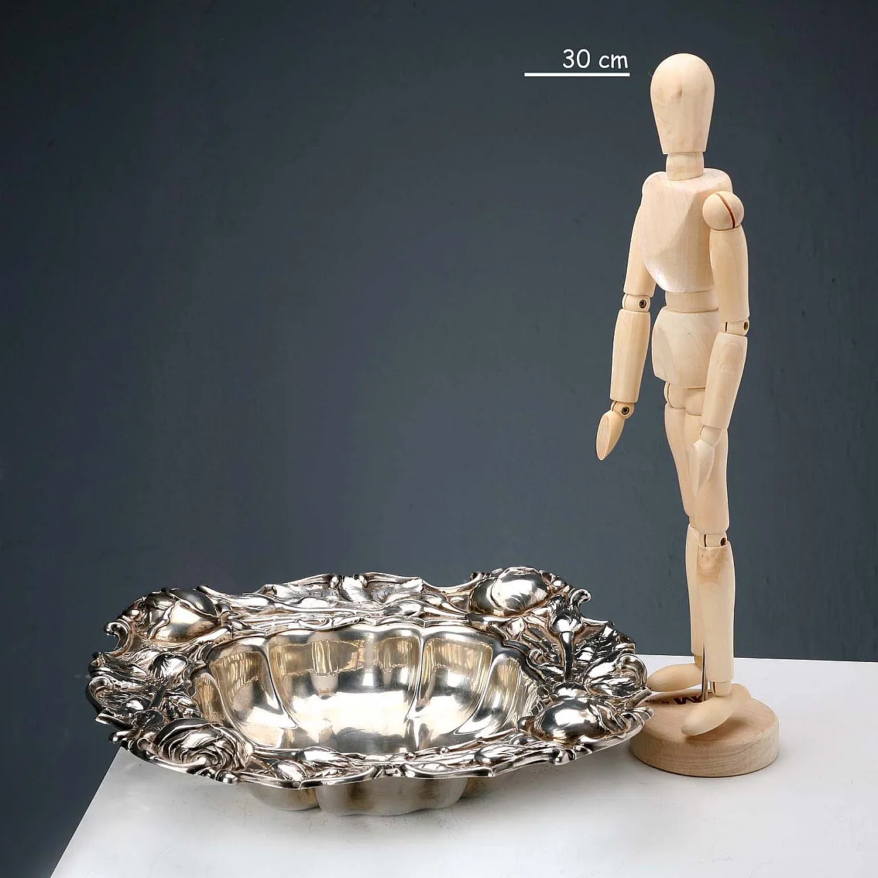 Centrotavola in argento sbalzato e cesellato, '900 2