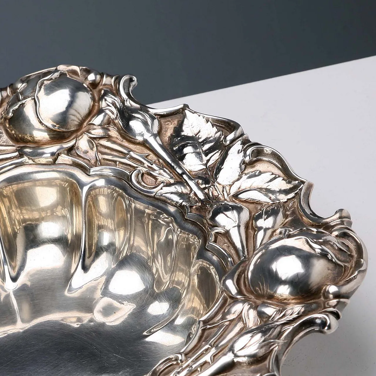 Centrotavola in argento sbalzato e cesellato, '900 5