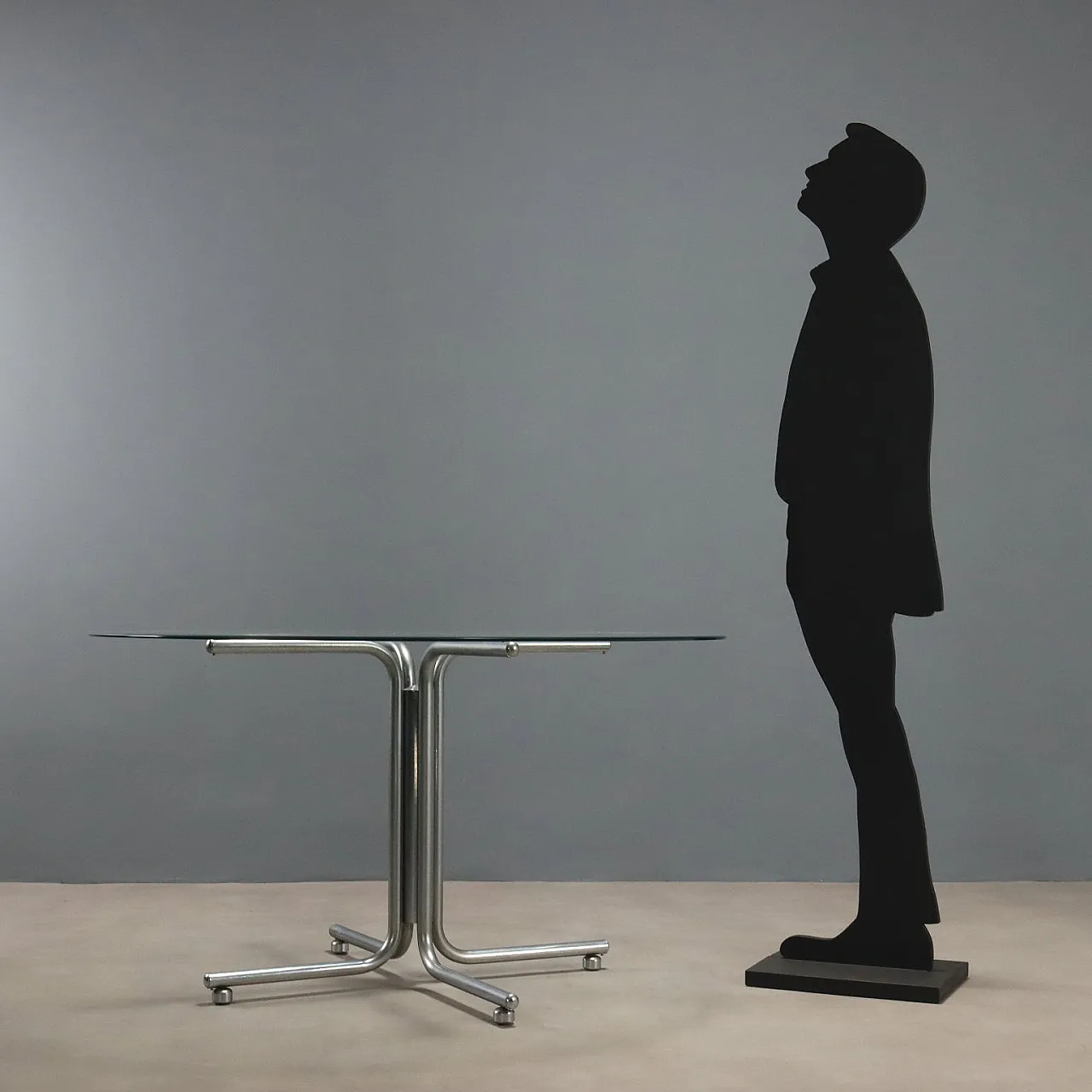 Tavolo da pranzo in metallo cromato con piano in vetro, '900 2