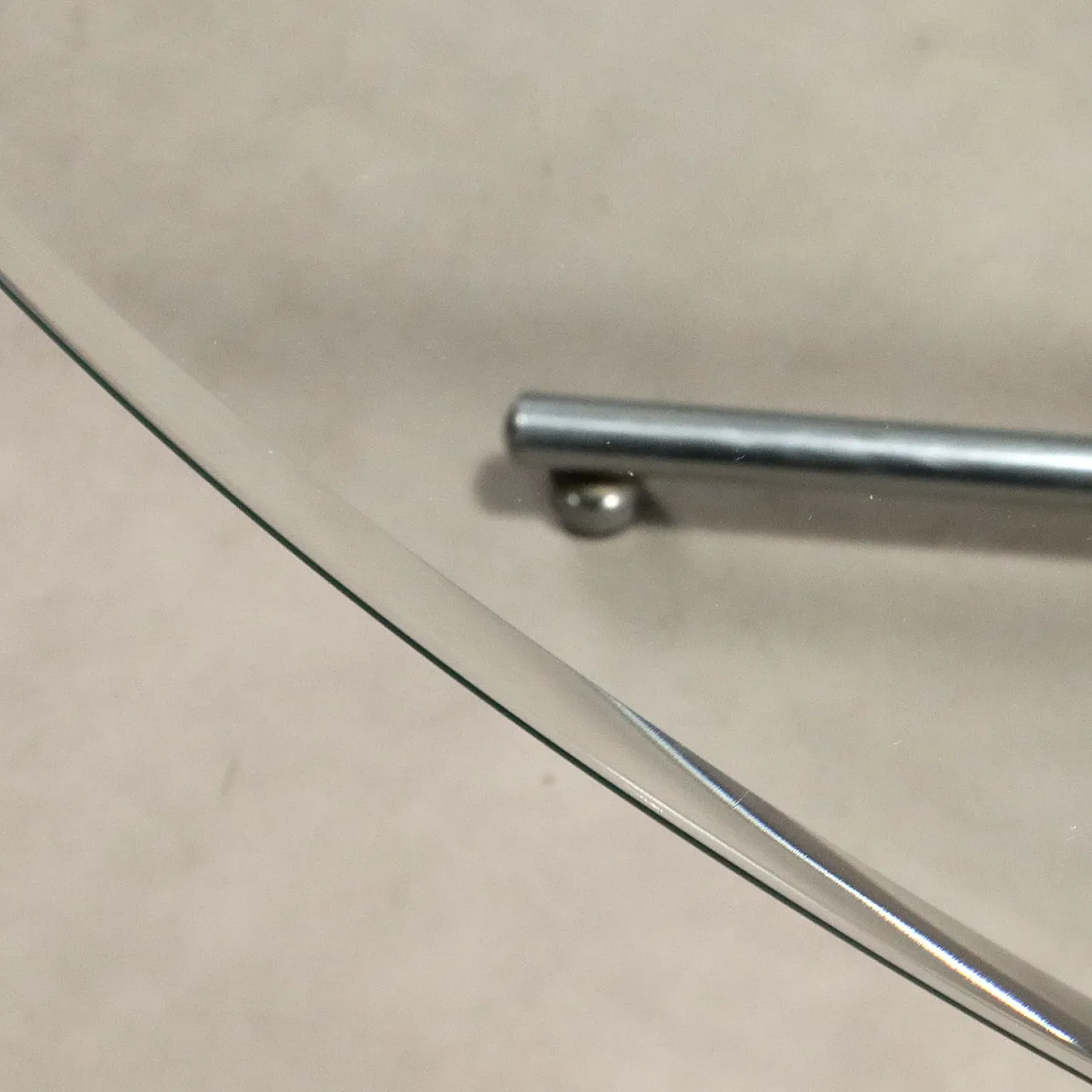 Tavolo da pranzo in metallo cromato con piano in vetro, '900 4