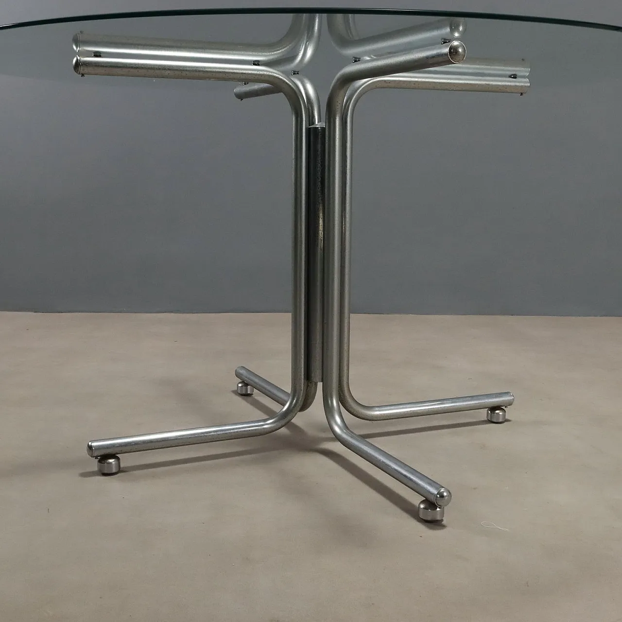 Tavolo da pranzo in metallo cromato con piano in vetro, '900 5