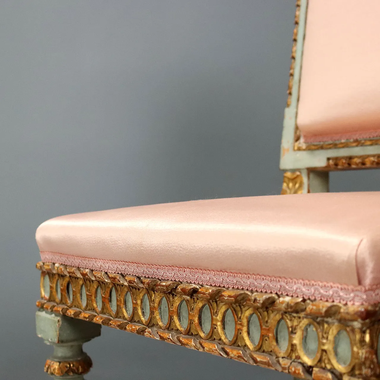 4 Sedie in noce laccate e dorate con schienali imbottiti, fine '700 5