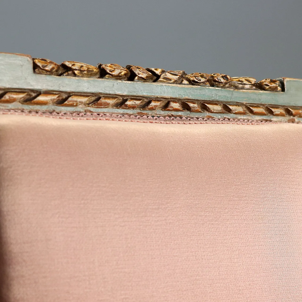 4 Sedie in noce laccate e dorate con schienali imbottiti, fine '700 6