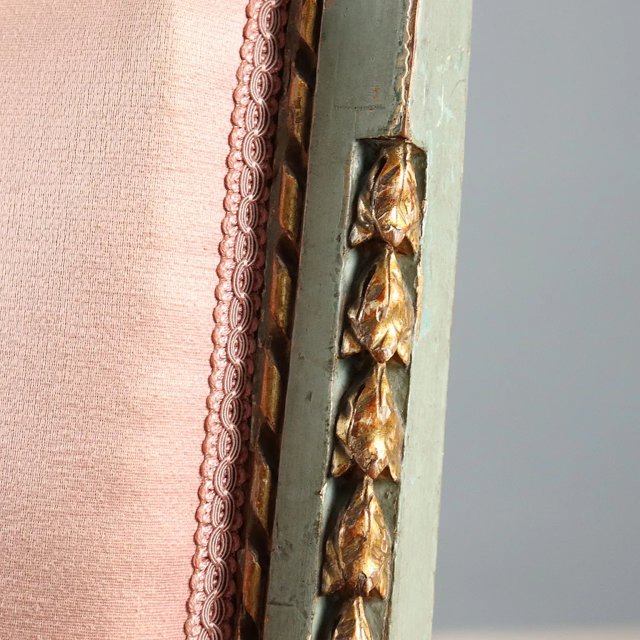 4 Sedie in noce laccate e dorate con schienali imbottiti, fine '700 7