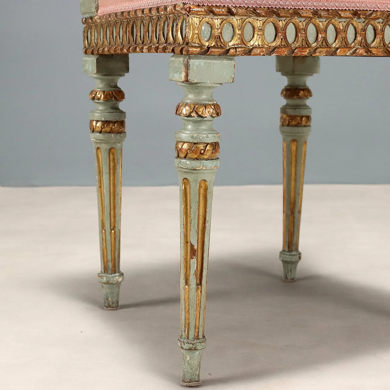 4 Sedie in noce laccate e dorate con schienali imbottiti, fine '700 9