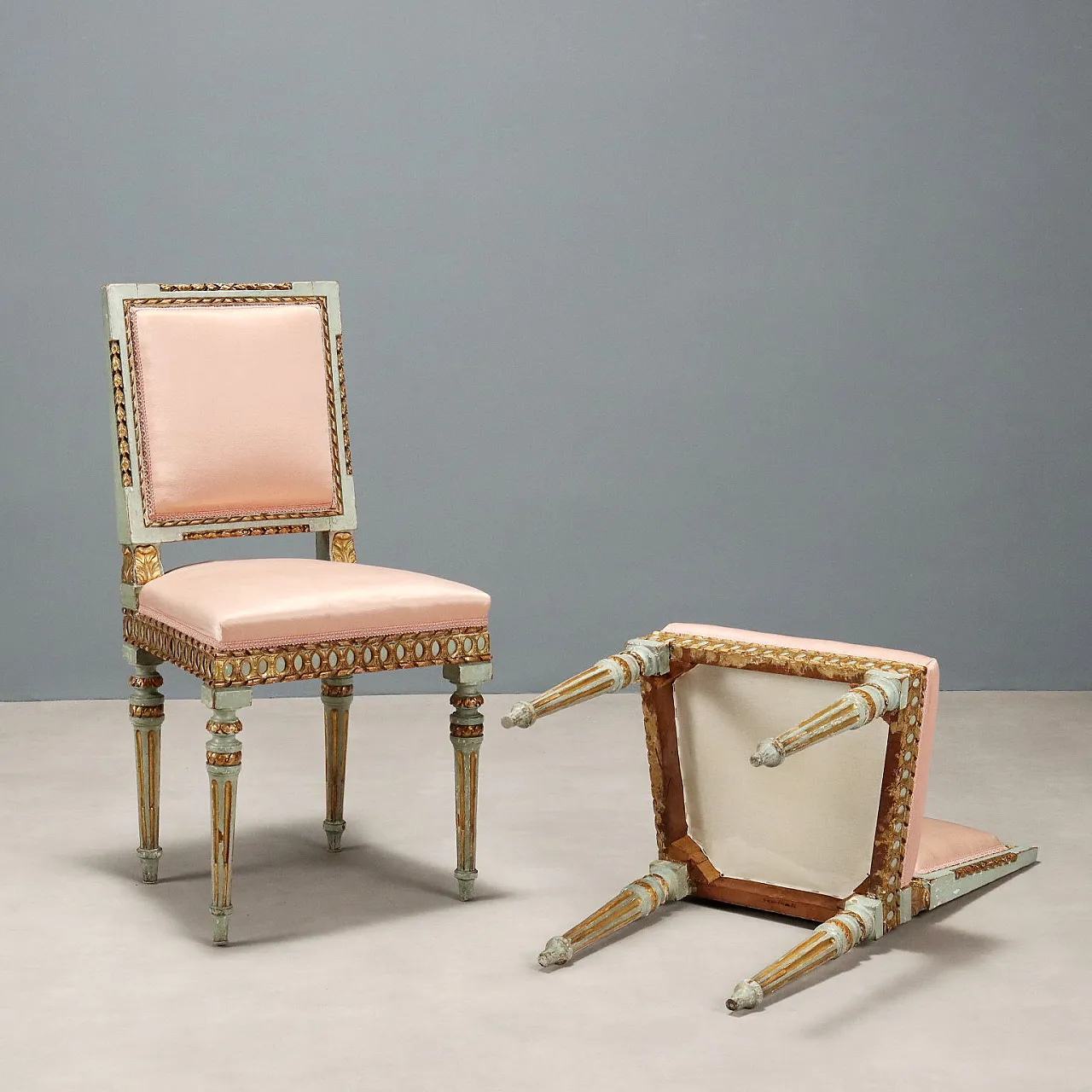 4 Sedie in noce laccate e dorate con schienali imbottiti, fine '700 10