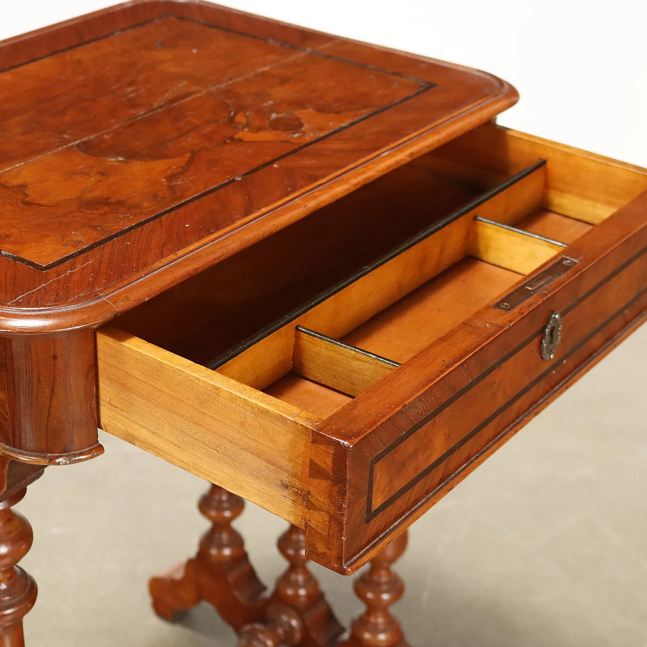 Tavolo da lavoro in noce a cassetti, '800 3