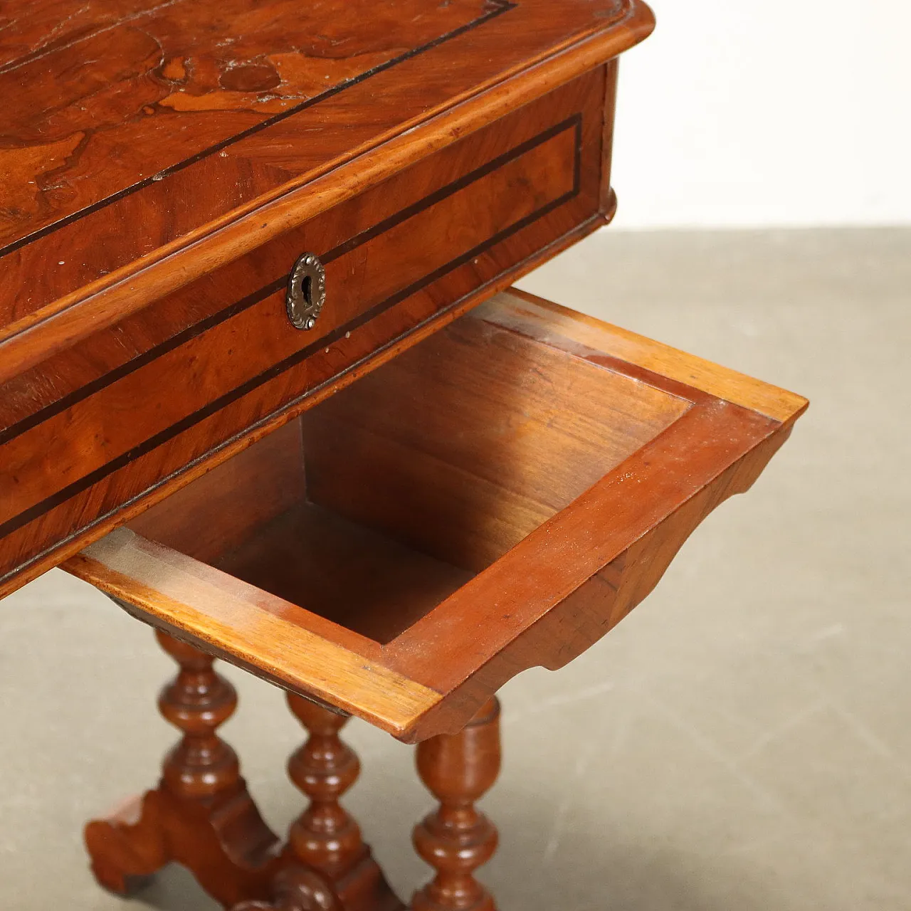 Tavolo da lavoro in noce a cassetti, '800 4