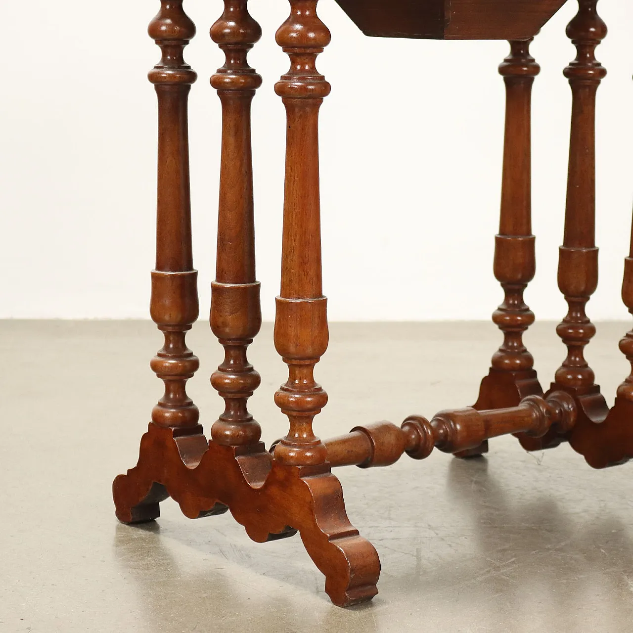 Tavolo da lavoro in noce a cassetti, '800 7