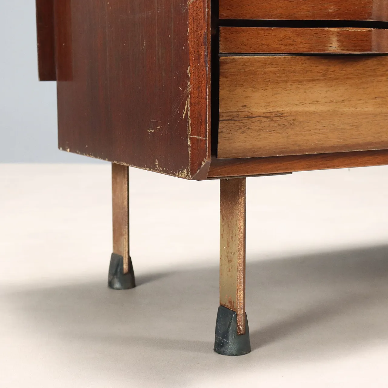 Mobile con cassetti e ripiano in legno esotico e metallo, '900 6