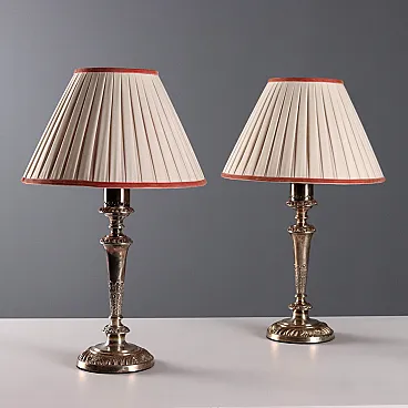 Coppia di lampade in metallo goffrato e paralume in tessuto, '800
