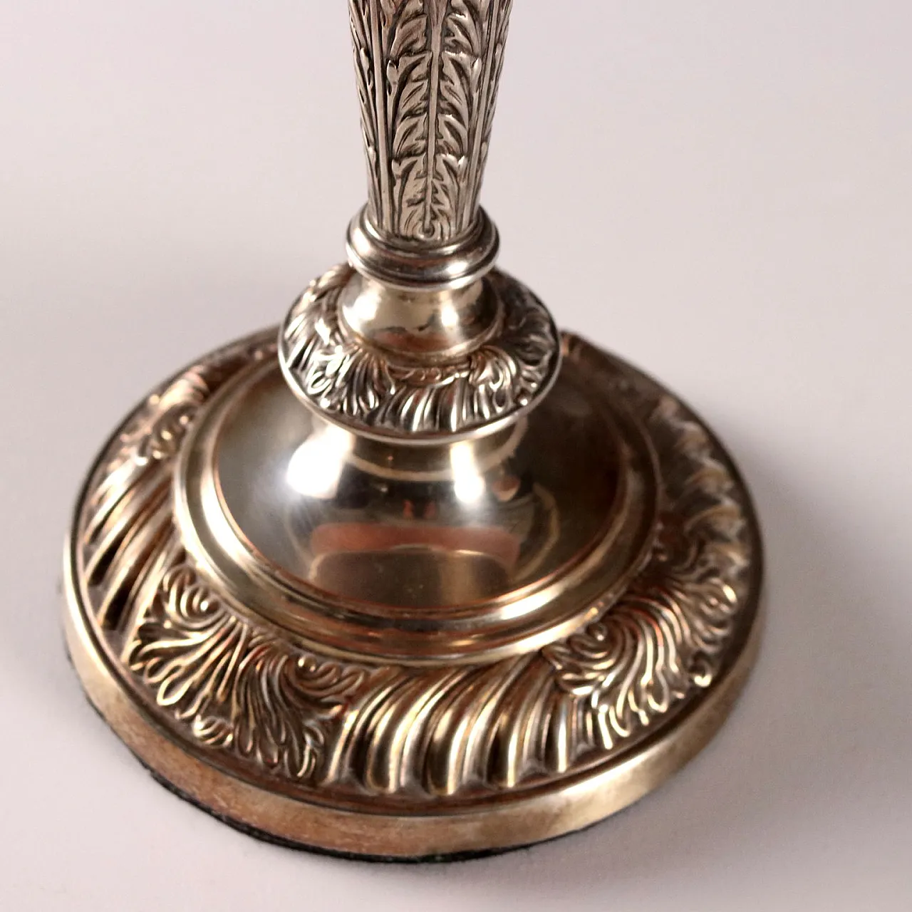 Coppia di lampade in metallo goffrato e paralume in tessuto, '800 8