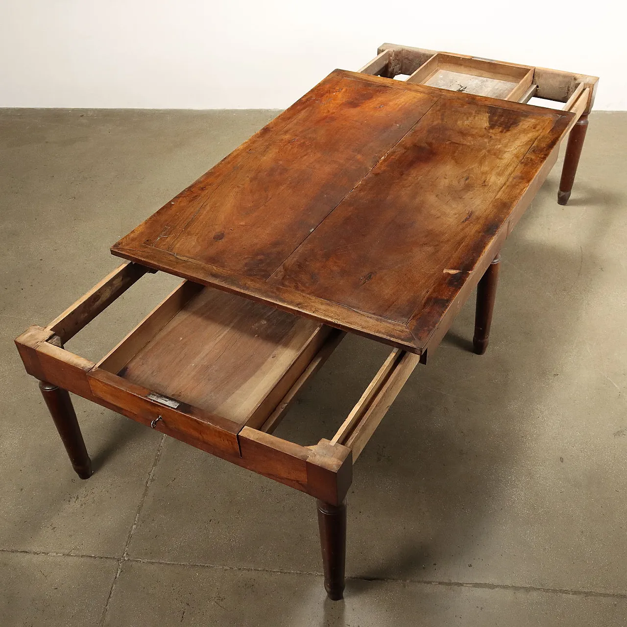 Table Umbertino in solid walnut extendable, 19th century 4