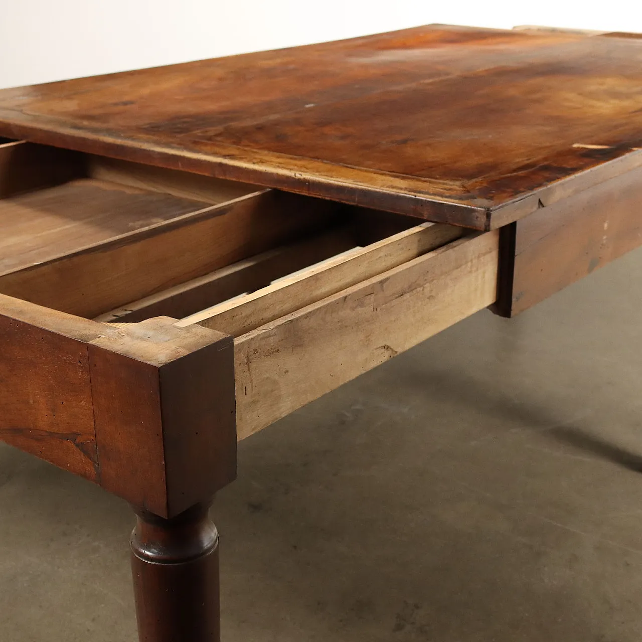 Table Umbertino in solid walnut extendable, 19th century 5