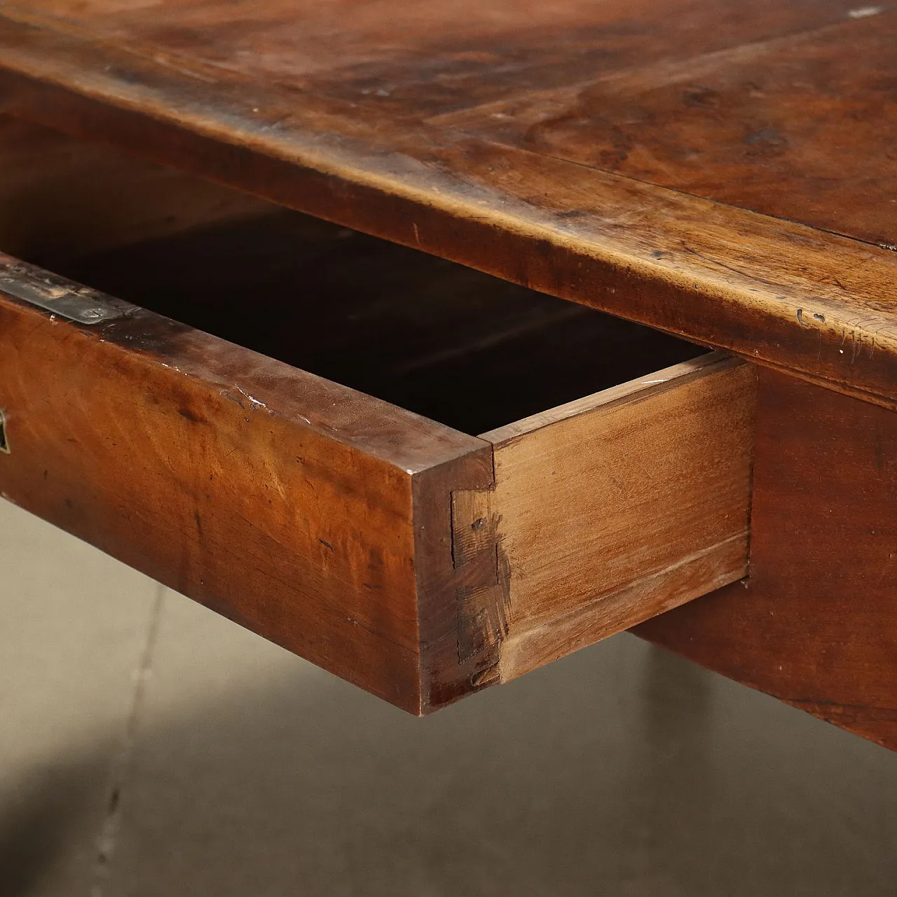 Table Umbertino in solid walnut extendable, 19th century 6